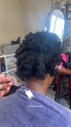 Our blow drying service ✨ 📍Meadowlands zone 6 Housecalls around Soweto, Roodepoort and Randburg are available upon request! January slots are available #soweto #roodepoort #tribalbraids #knotlessbraids #braids | t_tbeautylounge