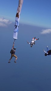 Beards on tubes may be longer than they appear… 😝 Totally tubular isn’t just for surfing anymore... 🪂🏄‍♂️ We give you the Bill Booth’s Bearded Tube Flyers! #UPTVector #VectorAthletes #VectorFestival #skydive 🤘 Petter Mazzetta Sam Lendle Vector Festival 📹 Gustavo Cabana | UPT