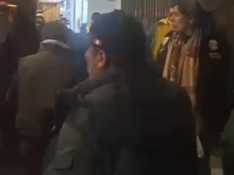 🛑 #LoÚltimo: 𝗖𝗮𝗲𝗻 𝘁𝗲𝗻𝗱𝗲𝗿𝗮𝘀 𝗾𝘂𝗲 𝘂𝘀𝗮𝗯𝗮𝗻 𝗮 𝘀𝘂𝘀 𝗯𝗲𝗯𝗲́𝘀 𝗽𝗮𝗿𝗮 𝗿𝗼𝗯𝗮𝗿 𝗲𝗻 𝘁𝗶𝗲𝗻𝗱𝗮𝘀 Cuatro mujeres fueron detenidas por el Grupo Terna de la PNP en #Huancayo, cuando utilizaban a bebés y a un menor de edad para ocultar productos robados de diversos comercios. Las intervenidas usaban mantas para cargar lo sustraído y fueron puestas a disposición del Módulo de Flagrancia Delictiva. 𝐃𝐞𝐭𝐞𝐧𝐢𝐝𝐚𝐬: María Elizabeth Guzmán Carrillo (18) Amada Elizabeth La Naz