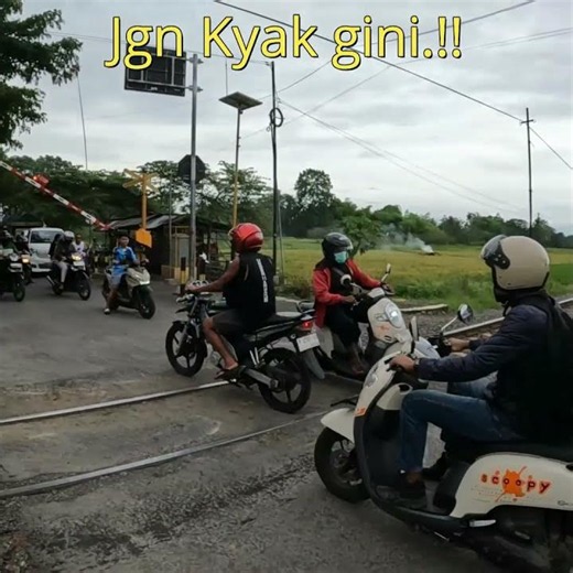 Don't be like this!! The right lane is for oncoming traffic. Respect other road users