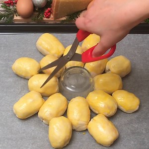 23M views · 208K reactions | Flocon de neige 4 fromages ! il neige du fromage :) | Chefclub | Facebook