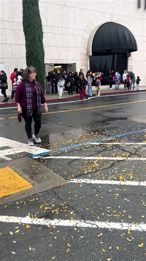 Tengan cuidado esta maña en la Macys de Concord California hubo un presunto tiroteo en una joyeria . Tengan cuidado en estos dias de fiesta que Dios me los cuide una feliz Navidad para mi comunidad.