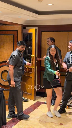 Salman spotted looking dashing as ever! [ Salman Khan, Celebrity spotted, Bollywood, Fashion, Celebrity style, Zoompapz] | Zoom TV