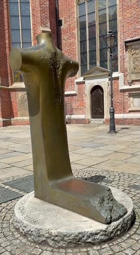 Defragmentation in Wrocław. Exploring a Modern Sculpture of Memory, Identity and Reconstruction