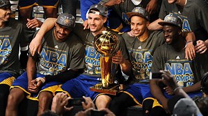 📅2015年的今天，勇士以105比97打敗由LeBron James領軍的騎士，以系列賽4比2拿下隊史第4冠，也是自1975年後的隊史首冠。這座冠軍也開啟了勇士4年3冠的霸業。 🏆Andre Iguodala以場均16.3分5.8籃板4助攻1.3抄截的成績，獲選為總冠軍賽MVP。他也成為NBA歷史上首位獲得總冠軍賽MVP的板凳球員。 | NBA Taiwan