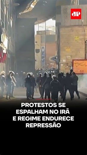 Jovem Pan NEWS on Instagram: "Uma nova onda de protestos contra o governo tomou conta do Irã, atingindo pelo menos 17 das 31 províncias do país. O movimento, que começou no final de dezembro em Teerã, foi motivado por uma acentuada desvalorização da moeda e pela crise econômica, mas rapidamente evoluiu para manifestações abertamente anti-Estado. Imagens verificadas mostram atos em mais de 50 cidades, incluindo locais como Qom e Mashhad, tradicionalmente conhecidos pela lealdade ao regime clerica