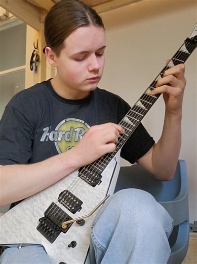 Saturday Jammin'🕺 I used a rock/pop backing track in c for this #guitar #shredding #jamming #noodling #metal