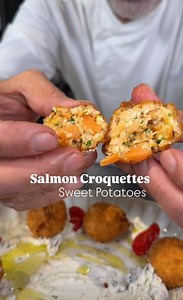 Crochete de Cartofi Dulci și Somon servite cu sos de Iaurt Grecesc și Măsline Thasos 🍠 Rețeta completă în primul comentariu 👇🇷🇴🇬🇧 | Joseph Hadad