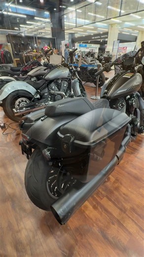 【346万円】荷物も積める本格スポーツクルーザー！これ一台で旅に出たい！インディアンの2025 Sport Chief RTは、走りだけじゃない！ロック式リジッドサドルバッグが標準装備で積載性も抜群。