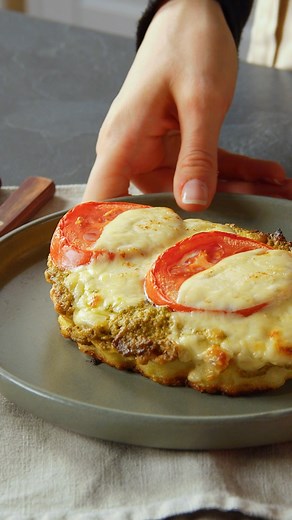 Dieses überbackene Blumenkohlsteak 🥦 mit saftigen Tomaten 🍅, geschmolzenem Mozzarella 🧀 und aromatischem Basilikumpesto 🌿 bringt italienische Caprese-Vibes auf den Teller. Das goldbraun gebackene Gemüse 🍽️ ist nicht nur optisch ein Highlight, sondern überzeugt auch geschmacklich. Ein einfaches, leckeres und leichtes Gericht, das nicht nur Veggie-Fans begeistert! #Leckerschmecker #Steak #Caprese #Vegetarisch #Schnitzel Zutaten: - 2 Eier - 1 EL griechischer Joghurt - 2 EL Mehl - Salz und Pfef