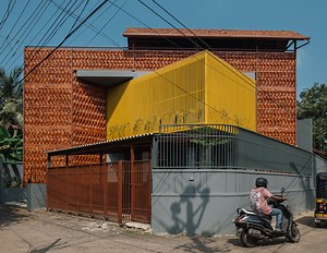 The Yellow Box / Aslam Sham Architects