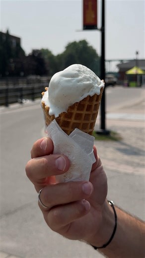Sous la chaleur écrasante, on a trouvé la recette : un cornet de crème glacée Natrel et un vrai moment humain. 🤍 #natrel #bonheur #plaisir | Natrel