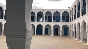 8 lieux incontournables sur l'île de Djerba selon ©Les Étrangers du monde "Nous sommes très contents de vous présenter 8 lieux incontournables à Djerba que nous avons sélectionné spécialement pour vous ! Djerba est une île Tunisienne souvent connue pour ses grands hôtels et ses plages de sable fin. Pour notre part, nous avons bien plus visité que posé nos miches au bord de la plage 😜 Mais alors que faire à Djerba ❓ Voici la liste des éléments présents dans la vidéo : 1. Visite du village d’Erri