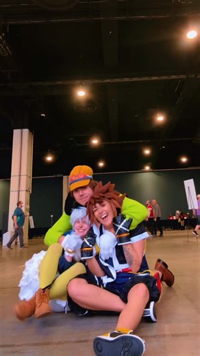 𝓵𝓲𝓼𝓪 𝓻𝓮𝓲𝓲 ( ˘͈ ᵕ ˘͈♡) @ 𝓜𝓪𝓰𝓯𝓮𝓼𝓽 on Instagram: "My lil trio 🥺😭 After MANY years, I finally cosplayed Sora from Kingdom Hearts! He is a character I deeply love and have always wanted to cosplay but he’s so complex, I never thought I could pull him off. Next thing I know @itami_cosplayxd surprised me with his wig for my bday along with Oathkeeper and then I knew…IT. WAS. TIME. And couldn’t be better timing since my best friend and boyfriend both were so willing to complete the trio