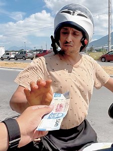 Delivery man becomes a millionaire thanks to his honesty 😭 | John Millionaire