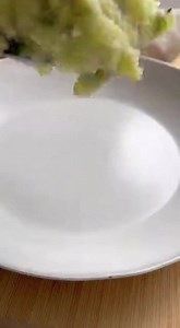Boerenkoolstamppot met krokante spekjes 🥬🥔🥓 Ingrediënten: - 1 kg boerenkool (grof gesneden) 🥬 - 1 kg aardappelen (geschild en in stukken) 🥔 - 200 g spekjes (gerookt) 🥓 - 100 ml melk 🥛 - 50 g boter 🧈 - Zout en peper naar smaak 🧂 - Nootmuskaat (optioneel) 🌰 Bereidingswijze: 1. Kook de aardappelen in een grote pan met gezouten water gedurende ongeveer 20 minuten, of totdat ze zacht zijn. 2. Voeg de boerenkool toe aan de pan met aardappelen en kook nog eens 10 minuten mee, tot de boerenkoo