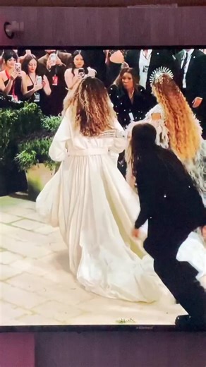 They were trying to make Blue Ivy take her glasses off at the #MetGala but she refused to take it off. When her father, Jay Z came to tell her to take it off, this was what she said. 😂