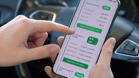 clip-4006656415-track-financial-health-on-go-user-scrolls