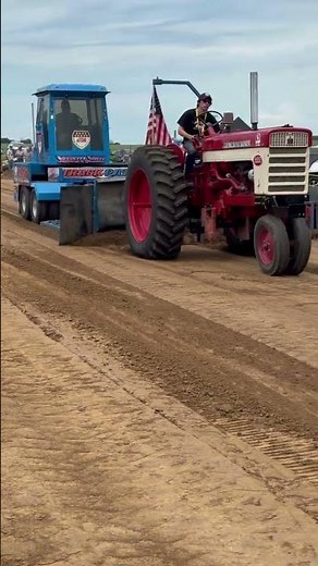 Farmall 460 Pulling #tractorpulling #tractor #farmall #wisconsin