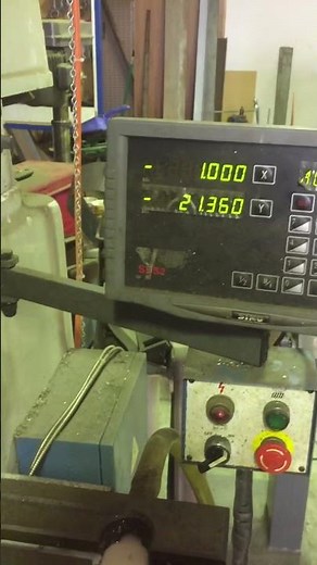 Cutting a keyway on a shaft using a mill