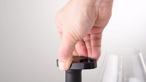 Electric Wine Opener Set with Stand, One-click Button Rechargeable Cordless Bottle Openers with Wine Pourer, Vacuum Stoppers, Foil Cutter for Home Party Wedding, medium, Black