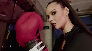 Beautiful Athletic Girl Preparing Boxing Portrait: vídeo stock (100% livre de direitos) 1079143151 | Shutterstock