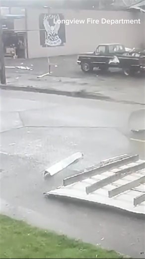 🚨 80mph wind gusts whipped through Longview, WA. The #nationalweatherservice is investigating if this was indeed a #tornado. @king5seattle #severeweather #cowlitzcounty #longviewwa | Farah Jadran