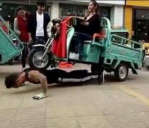 538K views · 8.7K shares | Wow! Strong arms! He can do push-up like this!! | GMW.cn · 光明网 · Guangming Online | Facebook