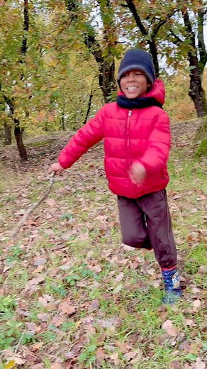 Come sempre, caldo o freddo, la girata nel bosco per Pietro non può mancare, ma oggi aveva un sapore amaro perché la storia dei tre fratellini che vivevano nel bosco fa troppo male. Pietro si diverte e loro sono chiusi in una casa,col permesso di vedere la mamma col contagocce. Che paese di 💩. Ed è un peccato perché è un paese bellissimo. | Anna Mariotti
