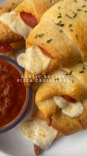 garlic butter pizza croissant🍕 EASY snack or appetizer for the Super Bowl or any occasion. Perfect for kids AND adults! Bake at 375F for 10-12 minutes or until golden. #recipe #recipeshare #appetizers #easyrecipes #pizzarolls #pizzalover #easycooking #quickrecipes | Sheila Williams