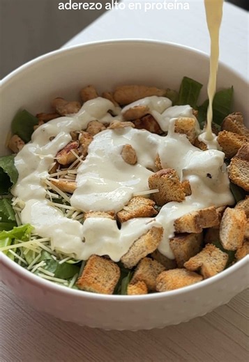 Ensalada estilo César con aderezo alto en proteína 🥗 deli! Ingredientes: Cama de lechuga Pollito a la plancha (sazone con ajo, sal y jugo de limón) Crotones (pan en cuadritos a la freidora por 5 min a 180 grados C) Quesito parmesano 🥗 el aderezo más top: 1/3 taza de queso cottage 1 cdita de alcaparras 1 cdita de mostaza Ajo al gusto (agregué aprox 1 cdita) Pizca de sal 🧀 queso parmesano Licua todo y disfruta!! #nutrition #comida #recetas #recetasfaciles
