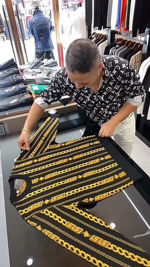 So gelingt das perfekte Falten von Kleidung - - - Entdecken Sie die besten Techniken zum mühelosen Falten von Hemden und Hosen. Erfahren Sie, wie Sie Kleidung ordentlich zusammenlegen, Platz sparen und für Ordnung und knitterfreie Kleidung sorgen. Diese Schritt-für-Schritt-Anleitung behandelt das Falten von Hemden und Hosen sowie effiziente Aufbewahrungsmethoden, damit Sie Ordnung und Effizienz bewahren. | Volfers