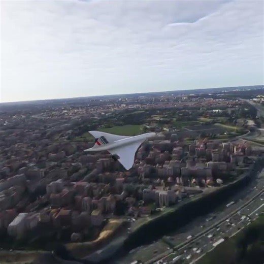 Concorde descent into the city gets crazy #aviation #shorts