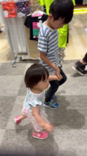おててつないでができるようになった1歳7カ月 #1year #cute #1yearold #baby #funny