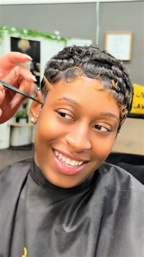 Today was a first-time client, but this was more than just hair it was a full transformation. ✨ She made the powerful decision to cut off her locs, not as a first-timer to pixie life, but as someone returning to herself. After recently losing her grandmother, this moment carried so much emotion, release, and healing. We talked, we processed, we trusted the journey and she even made the first cut herself. This style was very much needed, and it looks absolutely amazing on her. I’m so grateful I c
