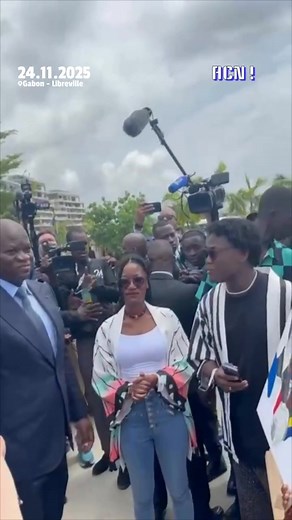 🎨 Des jeunes peintres gabonais ont surpris Macron avec un cadeau exceptionnel à la Baie des Rois : un tableau inspiré de l’anime One Piece, qu’il adore ! 🤝 Ce geste témoigne de leur respect et de leur convivialité, tout en célébrant la créativité de la jeunesse gabonaise. Un présent à la fois moderne et chargé de sens ! #AfricaCoeurNews #Gabon #Culture #Art #EmmanuelMacron | Africacoeurnews