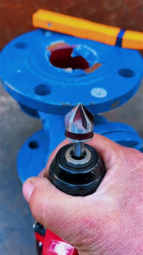 Here you are, this is the beveling and deburring drill bit you wanted.