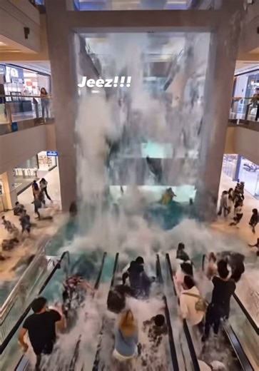 News.Nanews on Instagram: "Giant aquarium glass shatters and comes crashing all the way down! 😱🐠💦 #AquariumDisaster #GlassBreak #CaughtOnCamera #WildScene #AquariumFail #WaterEverywhere #UnbelievableMoments #ShockingFootage #AquariumCollapse #EpicFail"