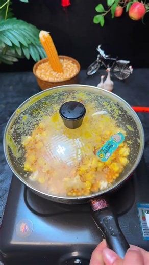 Explode popcorn at home to achieve the freedom of popcorn. Pop a pot of sugar crispy easily in t