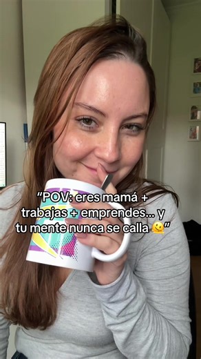 Hola hola chicas 😂🤍 Ser madre emprendedora es literalmente vivir con la mente en modo lavadora 24/7: ✅ trabajo ✅ casa ✅ niños ✅ ideas ✅ culpa por no llegar a todo ✅ ganas de cambiar tu vida igual… Y aun así aquí estamos 🫶🏻 cansadas, saturadas… pero soñando fuerte. Si tú también tienes la cabeza así… comenta “YO” porque necesito saber que no estoy sola 😭 #mamareal #mamasemprendedoras #mamaemprendedora #humormamá