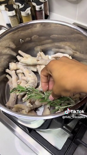 Mouth-Watering Chicken Feet and Pap Recipe! Enjoy a Delicious and Satisfying Meal!