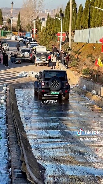 Jeep Wrangler vs BYD Leopard 5 | REVERSE UP AN OILY STEEL SLOPE! 🛻🔥 Two off-road beasts face an extreme challenge: climbing a steep steel ramp covered in oil — IN REVERSE! 🛢️⛰️ 🚙 Jeep Wrangler Engine: 2.0L turbocharged, 270 hp and 400 Nm, depending on version. Transmission: 8-speed automatic or manual on selected versions. 4x4 system with available low-range gearing. ⚡ BYD Leopard 5 Engine: 1.5L turbocharged petrol engine   dual electric motors. Combined power: Approximately 687 hp. Combined