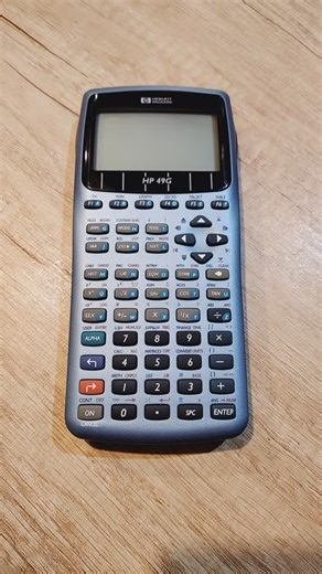 Hobbystarg Ariel on Instagram: "HP 49G La HP 49G, calculadora gráfica programable de Hewlett-Packard, fue lanzada en 1999 como sucesora de la serie HP48, y se caracteriza por su capacidad para realizar cálculos numéricos y simbólicos, incluyendo notación RPN y algebraica. Además de tener un color azul metálico, el material que usaba el teclado era de goma, y carecía de una gran tecla ENTER, visto por muchos como un distintivo de las calculadoras HP. Con la utilización de un procesador Saturn de 
