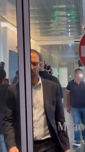 𝐍𝐊𝐔𝐍𝐊𝐔: 𝐋𝐀𝐍𝐃𝐄𝐃 🛬 Ecco le prime immagini di Christopher Nkunku al suo arrivo allo scalo privato di Linate: domattina le visite mediche, mentre nel pomeriggio firmerà il contratto quinquennale con il club rossonero 🔐 🎥 _filippo_rubu per MilanPress.it #nkunku #milan #milanpress | MilanPress.it