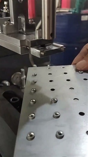 Multiple fastening points, one continuous riveting process.