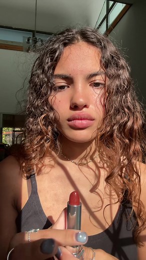 How to Effectively Apply Red Lipstick