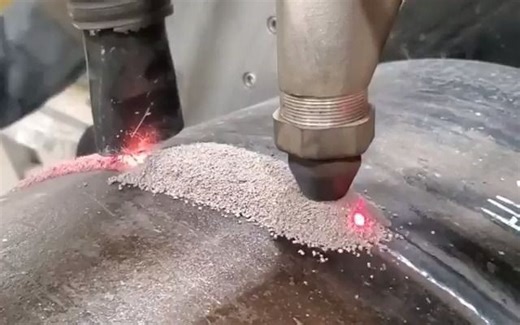 埋弧焊（SAW）通常在自动或机械模式下运行，是一种电弧在助焊剂层下燃烧进行焊接的方法。