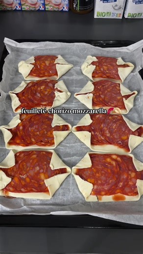 teste moi ces délicieux ✨feuilletés chorizo mozzarella✨🫵🏼 à la base je devais laisser une moitié vide pour refermer le feuilleté 30 secondes plus tard : sauce tomate partout, chorizo partout, mozza partout mais bon au final, ça ne se voit pas 😂 du coup, sur une pâte feuilletée (ou brisée) : 🍅 étale de la sauce tomate 🧀 ajoute des tranches de mozza 🌶️ dispose du chorizo 🧀 et pour encore plus de gourmandise, remets de la mozza par-dessus (en morceaux ou râpée) ⏱️15 minutes à 180°C et c’est 