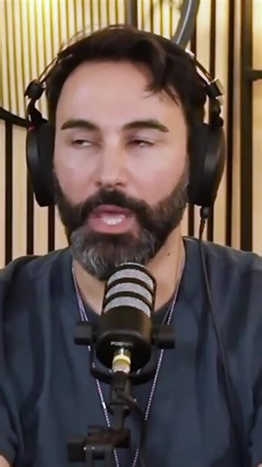 Κουρέματα στην Ιταλία vs. Ελλάδα: Τι Διαφέρει; Οι Ιταλίδες τολμούν περισσότερο με το κούρεμα, ενώ οι Ελληνίδες προτιμούν μακριά μαλλιά και χρώμα. Οι συνάδελφοι στην Ελλάδα κάνουν εξαιρετική δουλειά με τις πιο απαιτητικές ανάγκες των μαλλιών. @to_matiasmeno_poupoulo #tomatiasmenopoupoulo #damorireee #νταμορίρεεε #haircommunitygreece #ikonomakis