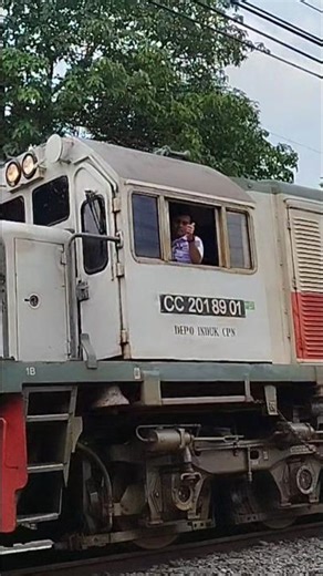 Hunting Kereta Api Kamandaka Menggunakan Rangkaian Pembangkit Langka! #keretaapi#daop5#masinis#daop4